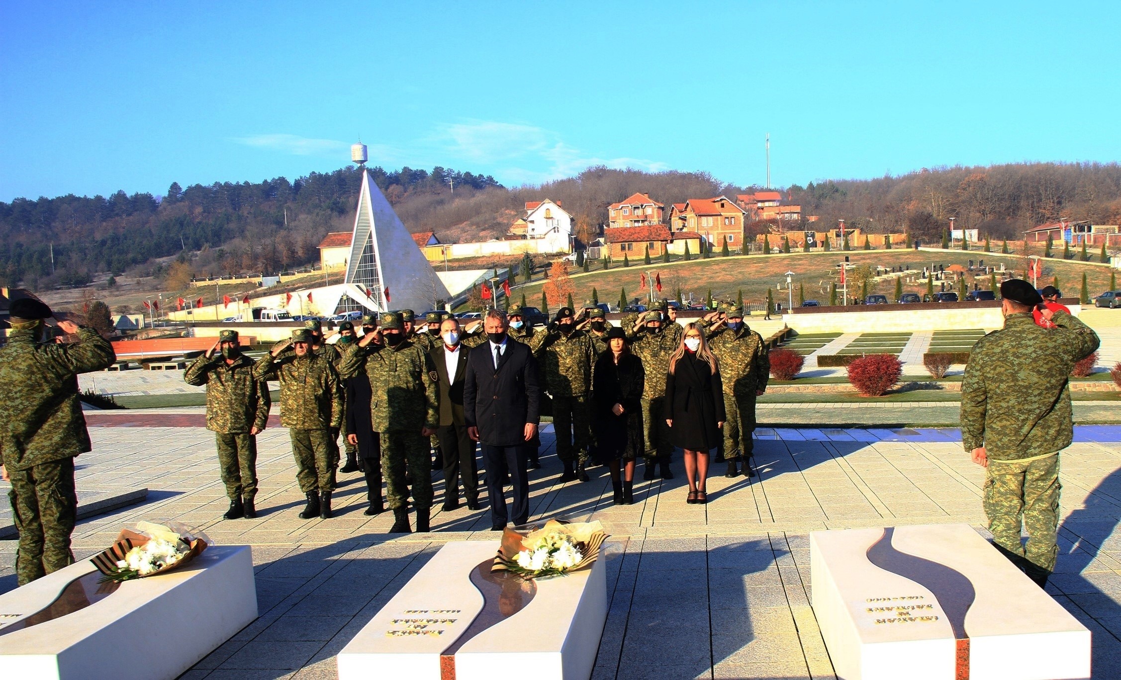 Quni dhe Rama bënë nderime në Kompleksin Memorial në Prekaz