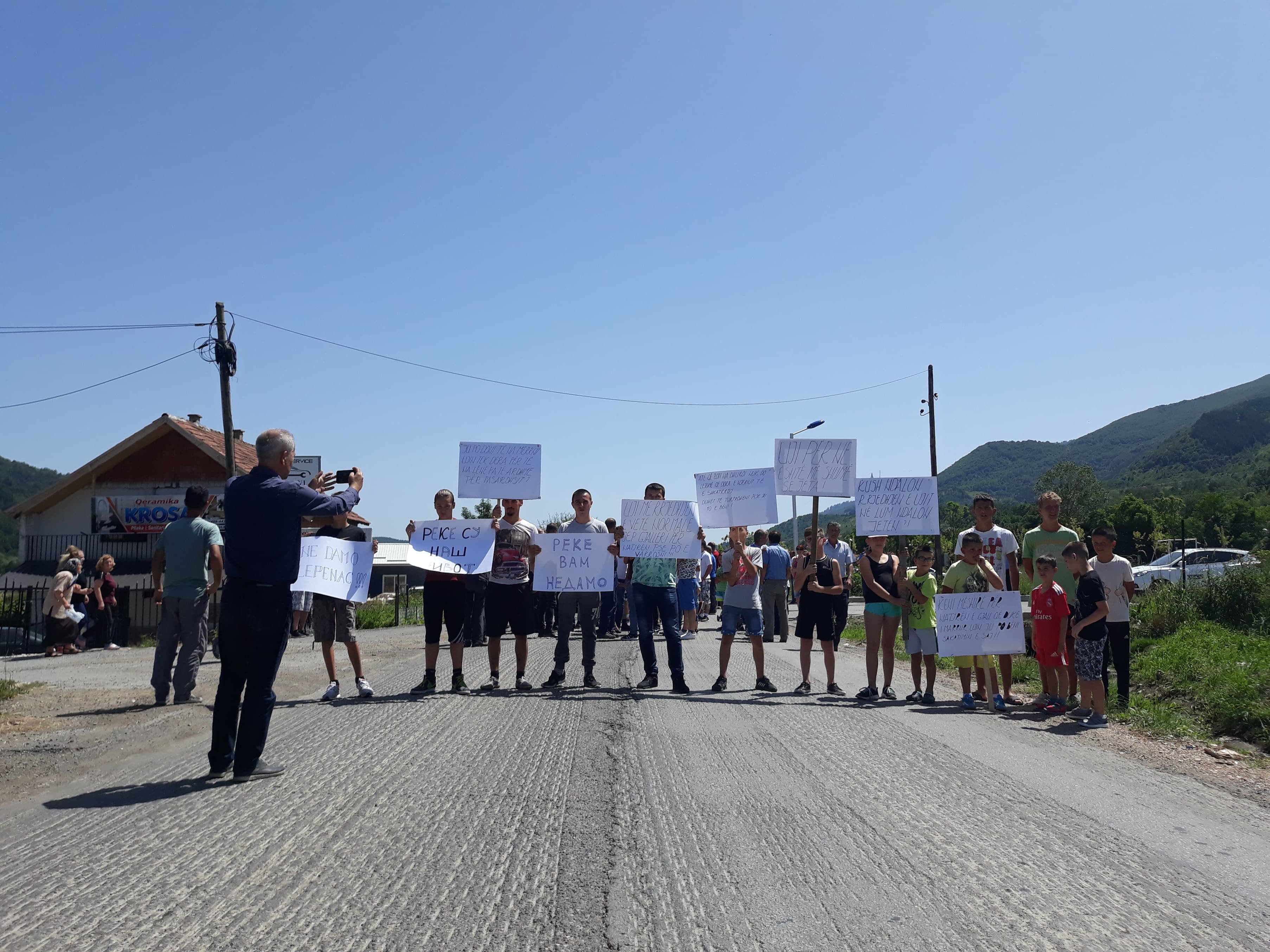 Dënohet dhuna e ushtruar ndaj qytetarëve protestues në komunën Shtërpcës