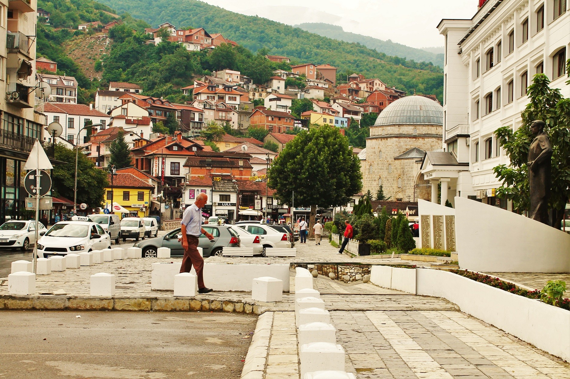 Komuna e Prizrenit ndërton trotuar që pengon lirinë e lëvizjes