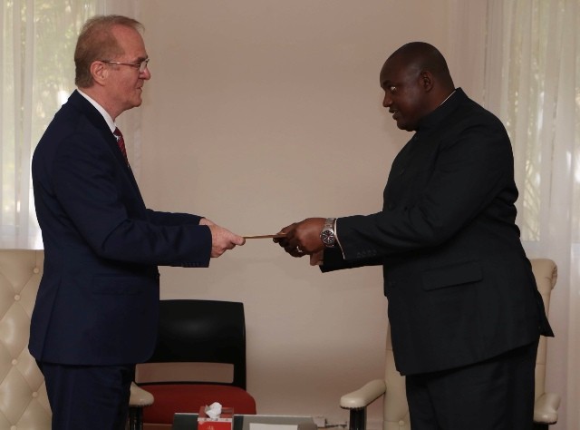 Ambasadori Gashi dorëzon letrat kredenciale tek Presidenti i Gambisë