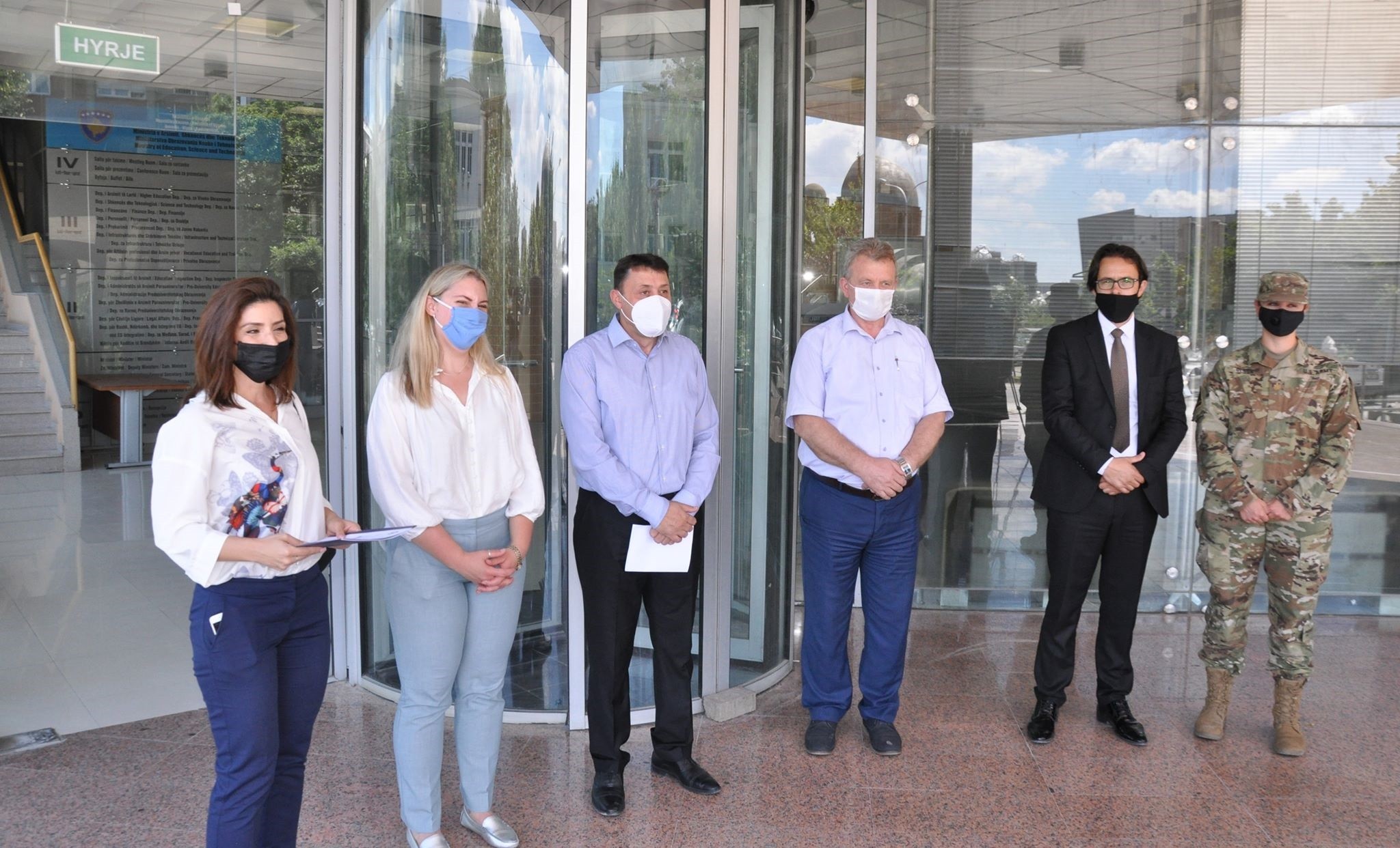 Ambasada Amerikane dhuron pajisje mbrojtëse për nxënësit i testit të Maturës