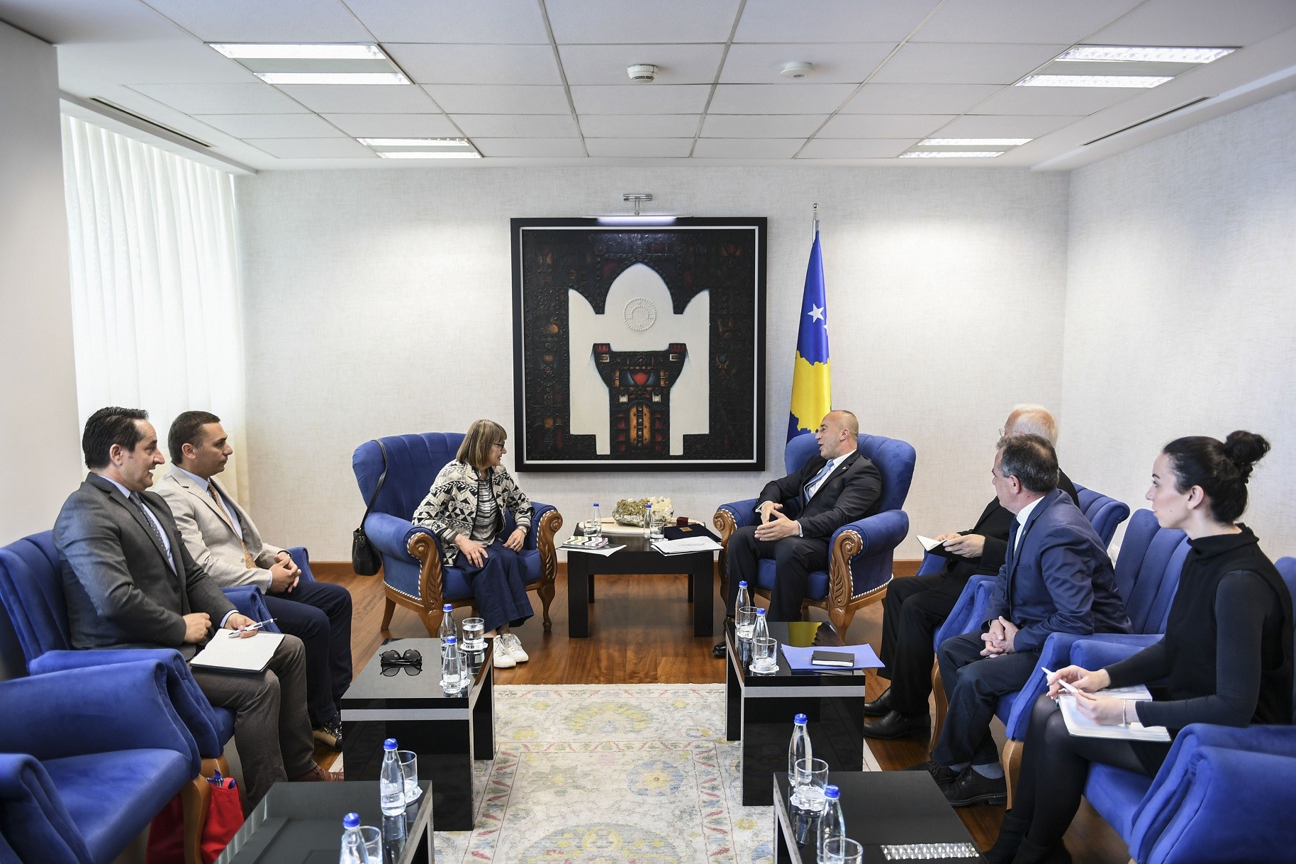 Haradinaj i dhuron Natasha Kandiqit “Hartën e Artë të Kosovës”