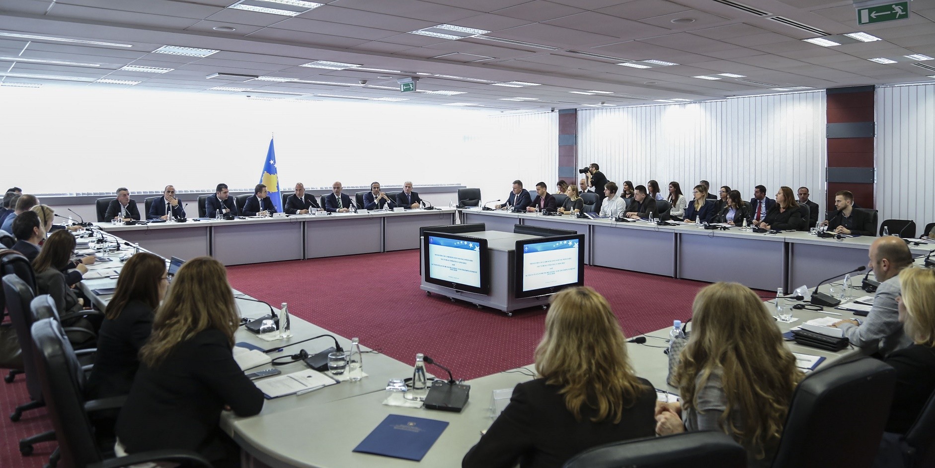 Qasja e të rinjve në tregun e punës, vështirësi që Kosova duhet zgjidhur