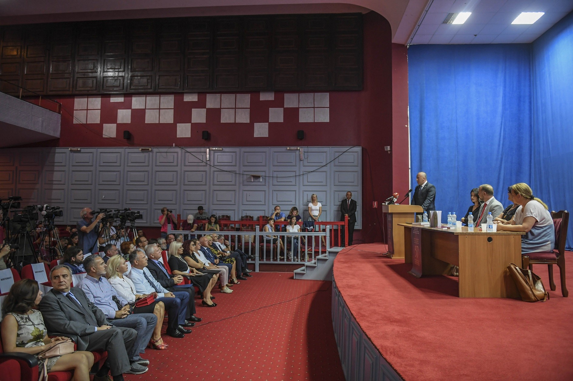 Gjuha shqipe meriton të njihet nga shumë studiues të botës