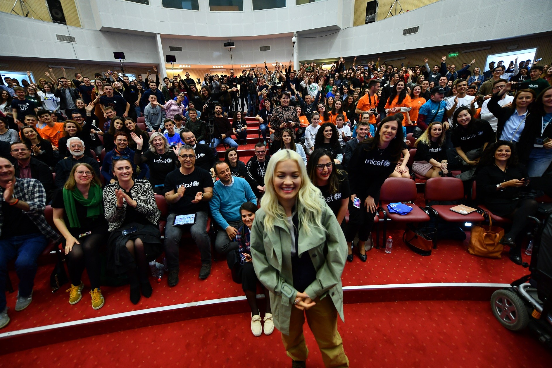 400 të rinj u befasuan nga ylli botëror Rita Ora