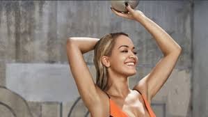 Rita Ora ndez skenën në Hong Kong