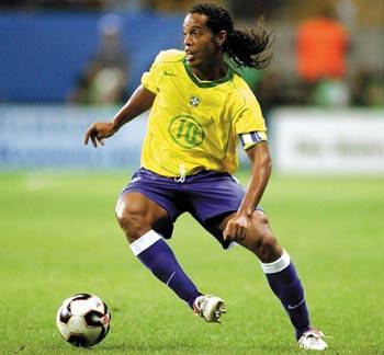 Pele: Ronaldinho duhet të luajë në Botëror