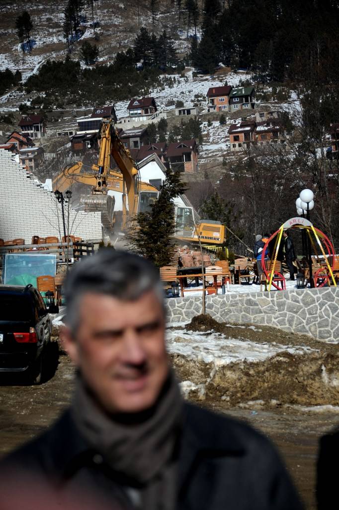 Thaçi mbështet rrënimin e shtëpive pa leje në Prevallë