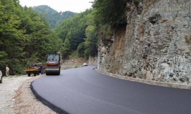 Arrihet marrëveshja për rrugët e Zonës se Veçantë të Manastirit të Deçanit