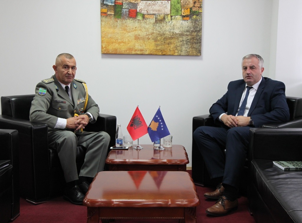 Berisha takon atasheun ushtarak të Shqipërisë dhe oficerët të Malit të Zi