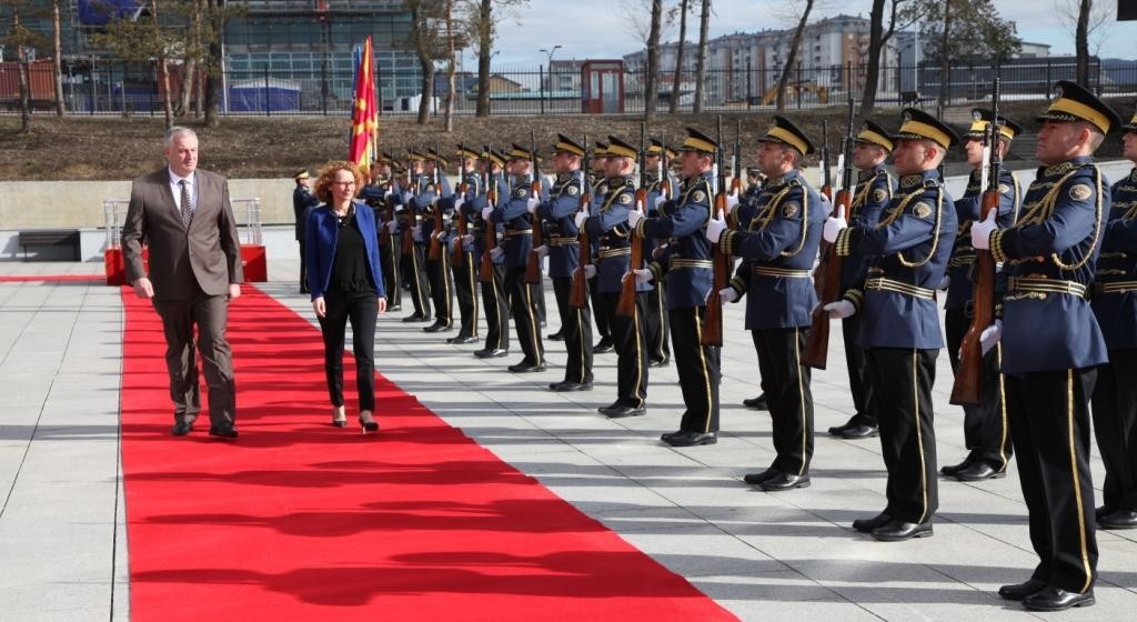 Ministrja e Mbrojtjes së Maqedonisë Radmila Shekerinska viziton MFSK-në