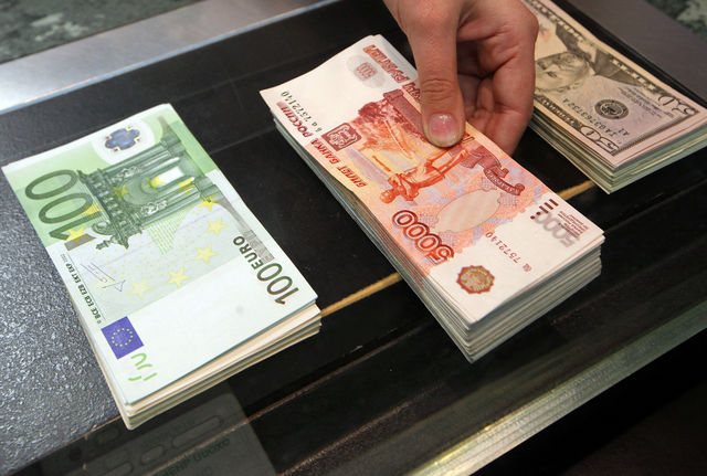 Rubla ruse bie serish ndaj dollarit dhe euros