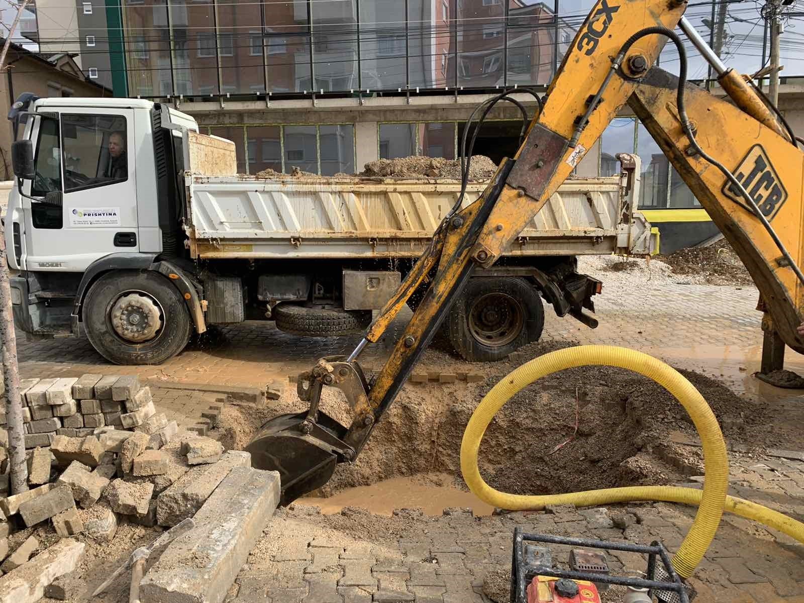 Dëmtimi i gypit te Ujësjellësit lë pa ujë disa objekte në lagjen Mati 1