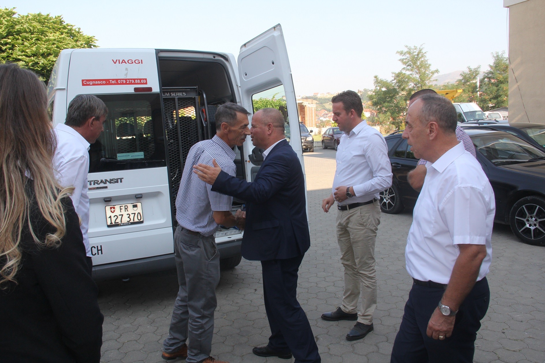 Mërgimtari nga Zvicra jep donacion një automjet për QKMF-në në Rahovec
