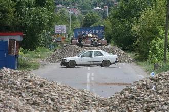 Serbët e veriut bllokojnë sërish rrugët  