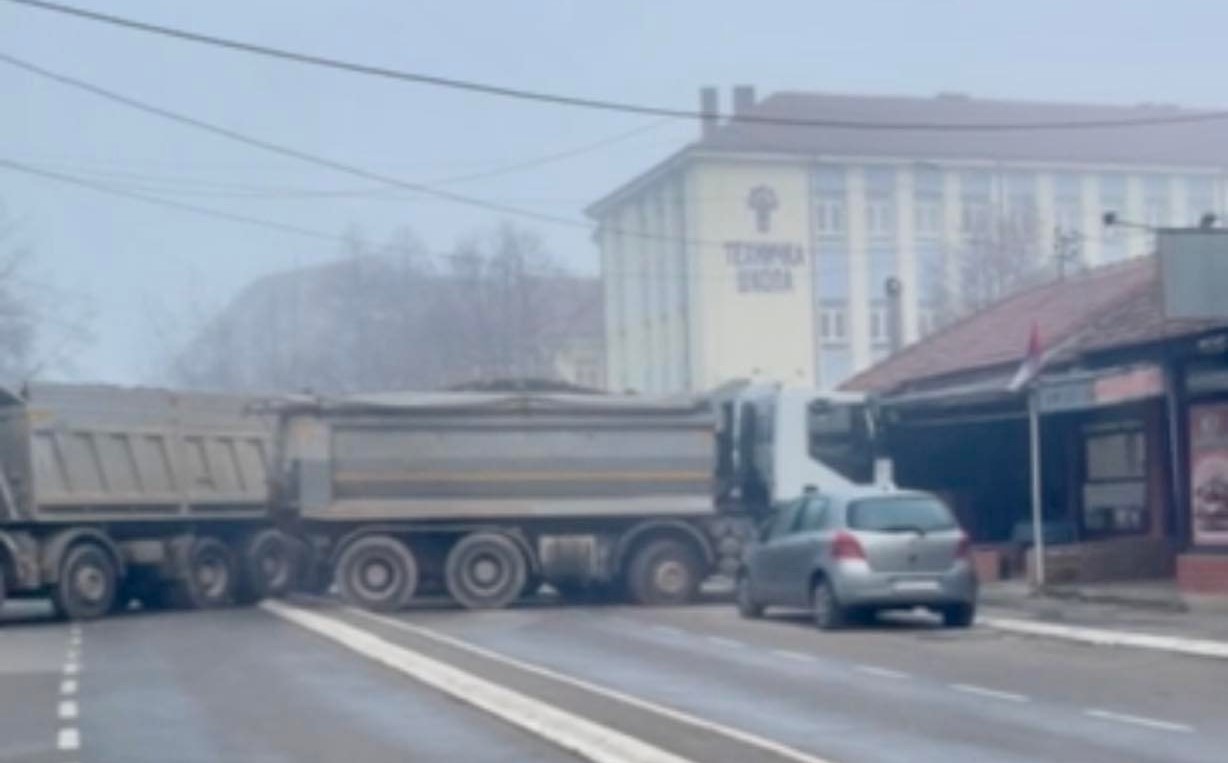 Serbët ngritin edhe një barrikadë në Lagjen e Boshnjakëve  