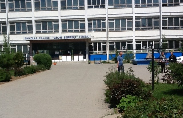 Komuna si mori parasysh kërkesat, bojkotohet mësimi në shkollën "Gjon Serreçi"