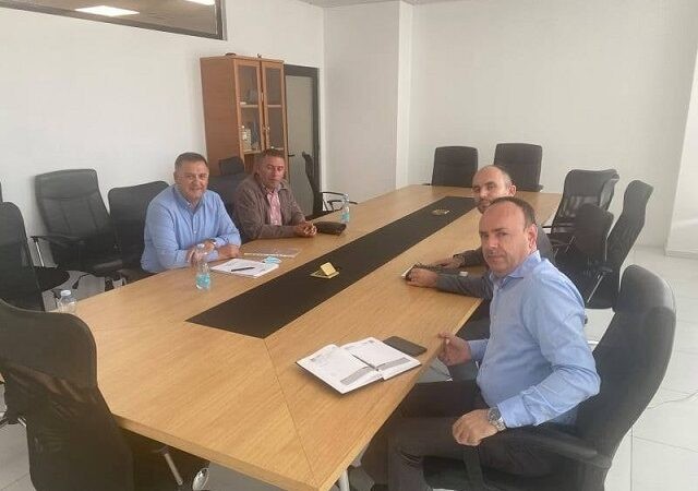Prodhuesit e qumështit i reagojnë MBPZHR për shkak të mospërfilljes së kërkesave