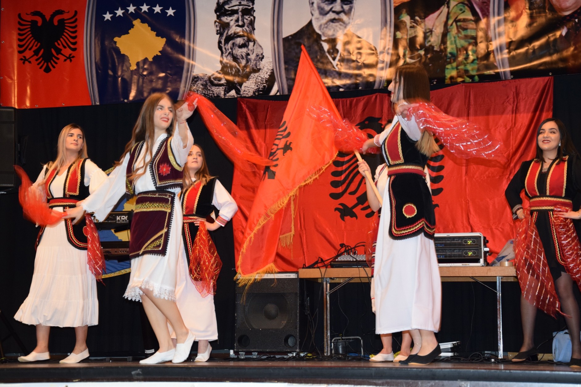 Shqiptarët në Thun festojnë 10 vjetorin e Pavarësisë