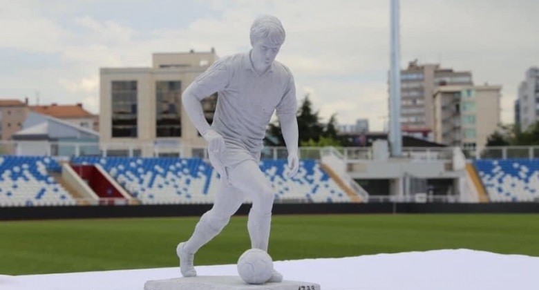 Sot në stadiumin e Prishtinës përurohet shtatorja e Fadil Vokrrit