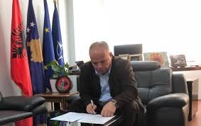 Kryetari Latifi nënshkruan vendimin për hapjen e tregut e rrushit