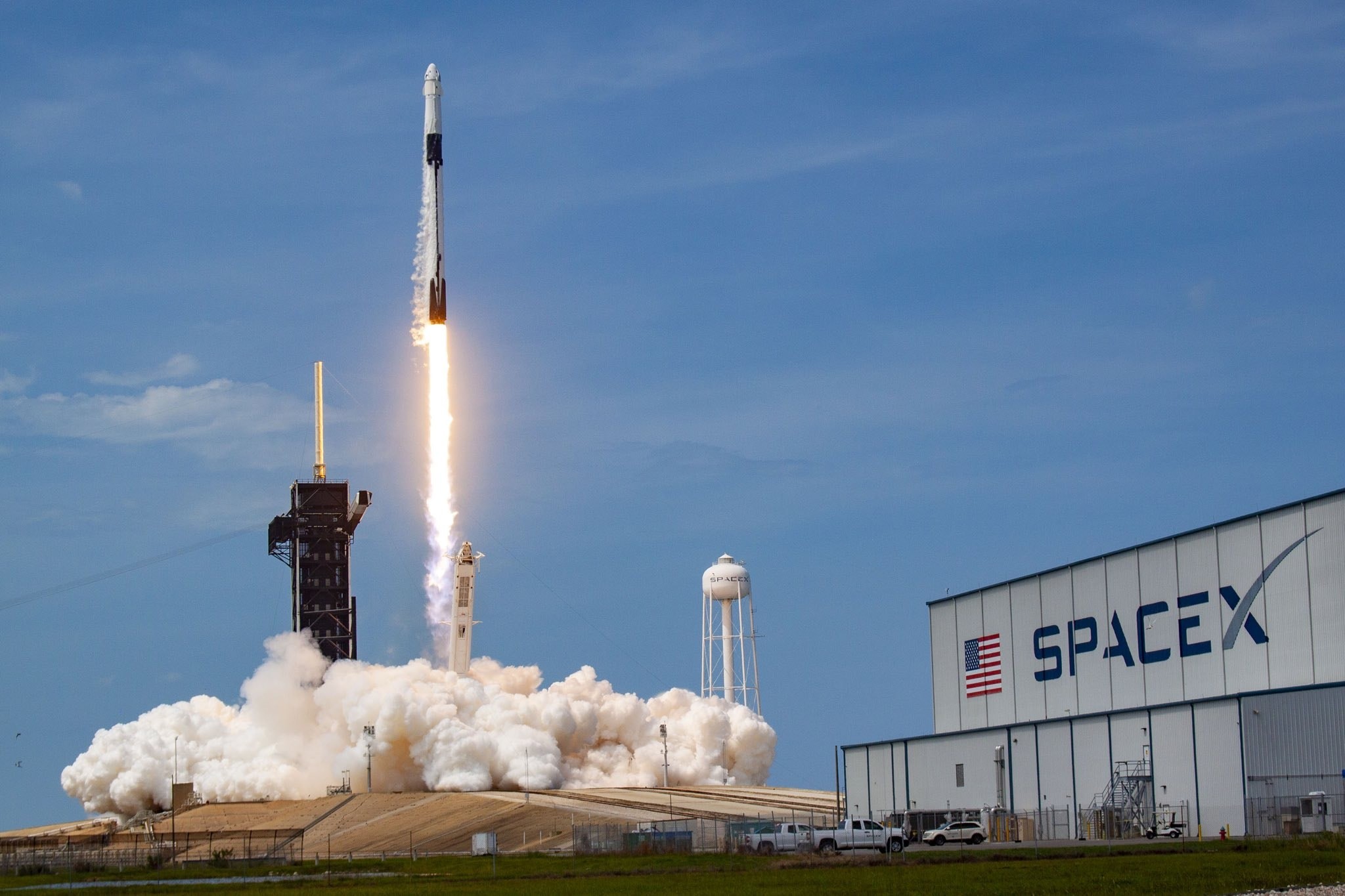 SpaceX dërgon në orbitë 60 satelitë të internetit