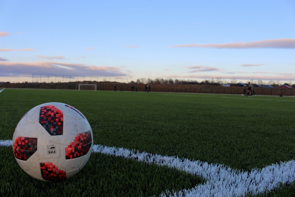 Bashkatdhetarët ndërtojnë fushën e futbollit në fshatin Prelez i Muhaxherëve