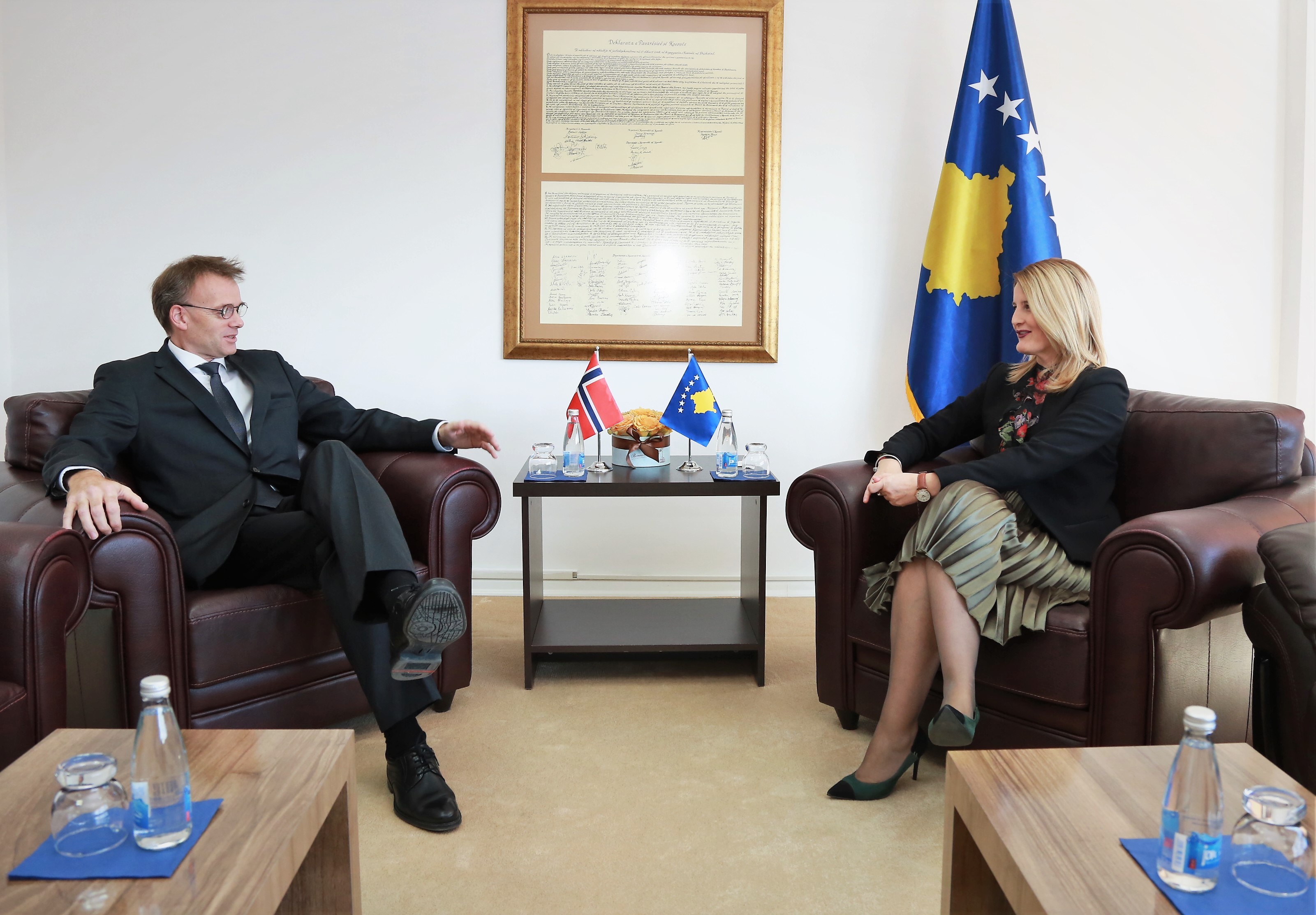 Ministrja Hoxha merr përkrahje në procesin integrues nga ambasadori norvegjez