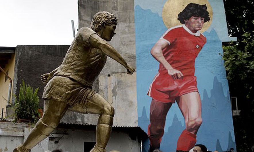 Maradona mungon në përurimin e statujës së tij