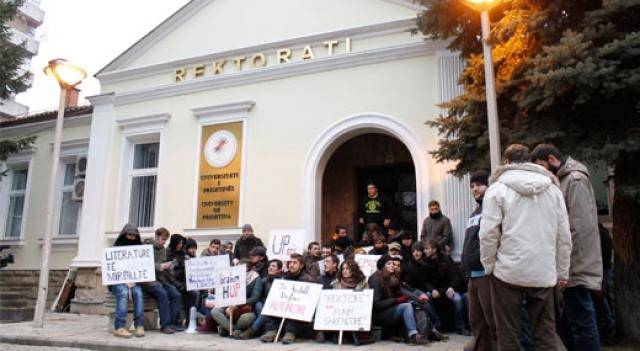 Studentët vazhdojnë me bllokimin e Rektoratit