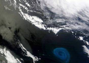 Sateliti fotografon stuhinë e madhe nën ujë