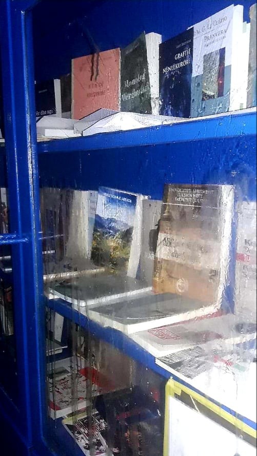 Sulmohet minibibloteka e lagjes Dardania