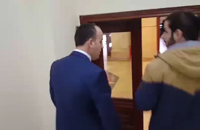 Gazetari largohet me forcë nga ndërtesa e Kuvendit të Kosovës