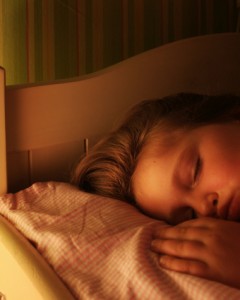 Të fjeturit me dritë ndezur shton rrezikun për trashësi 