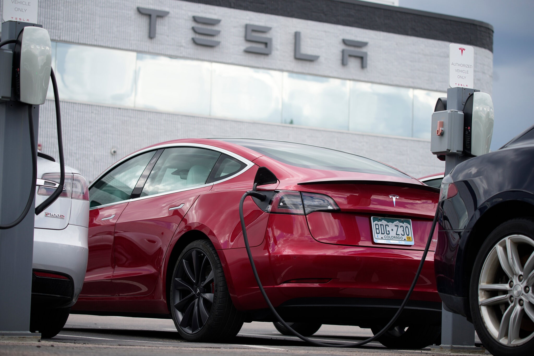 Tesla do të tërheqë më shumë se një milion makina në Kinë