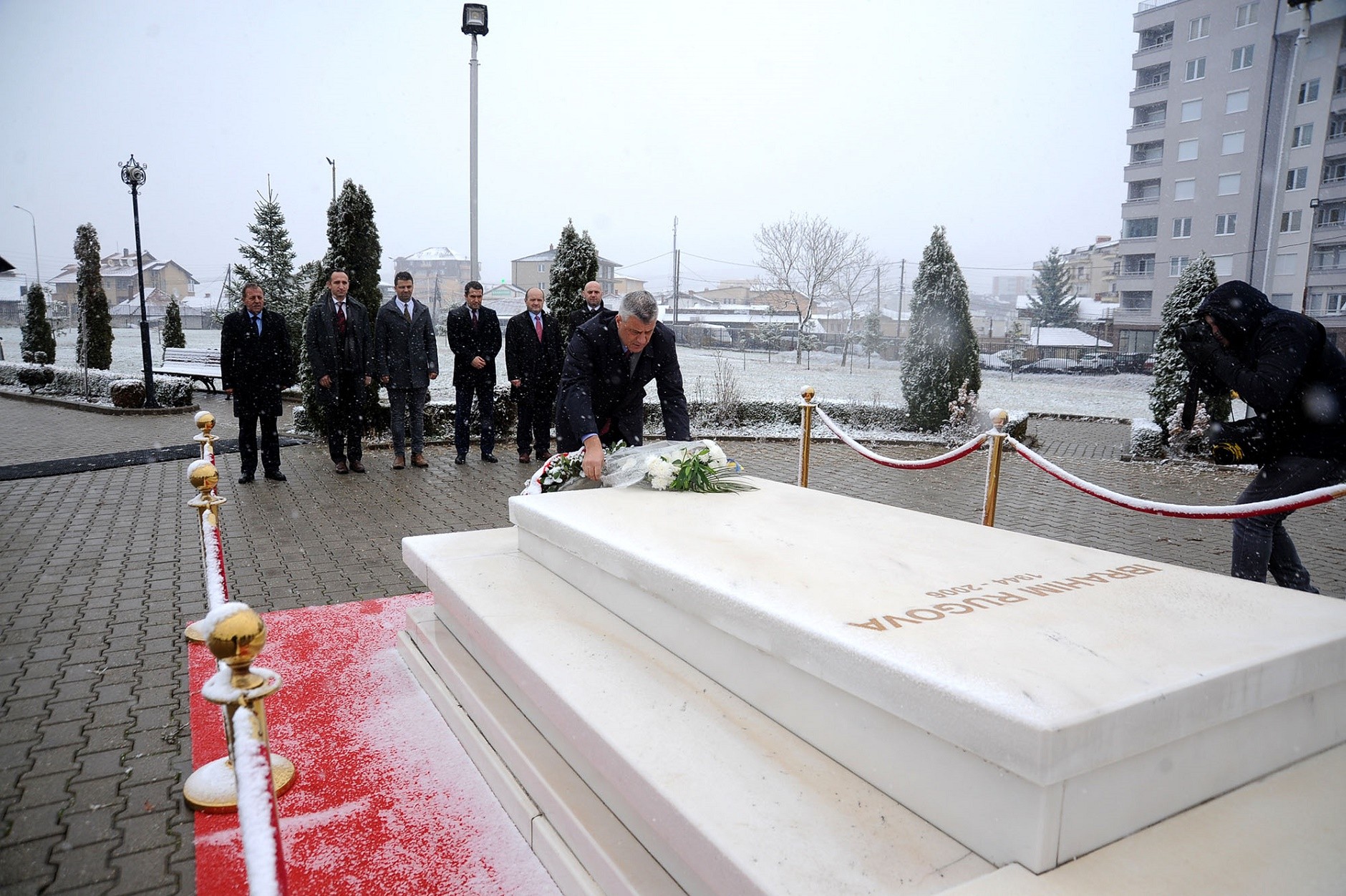 Thaçi bën homazhe të shtatorja e Zahir Pajazitit dhe “Ibrahim Rugoves”