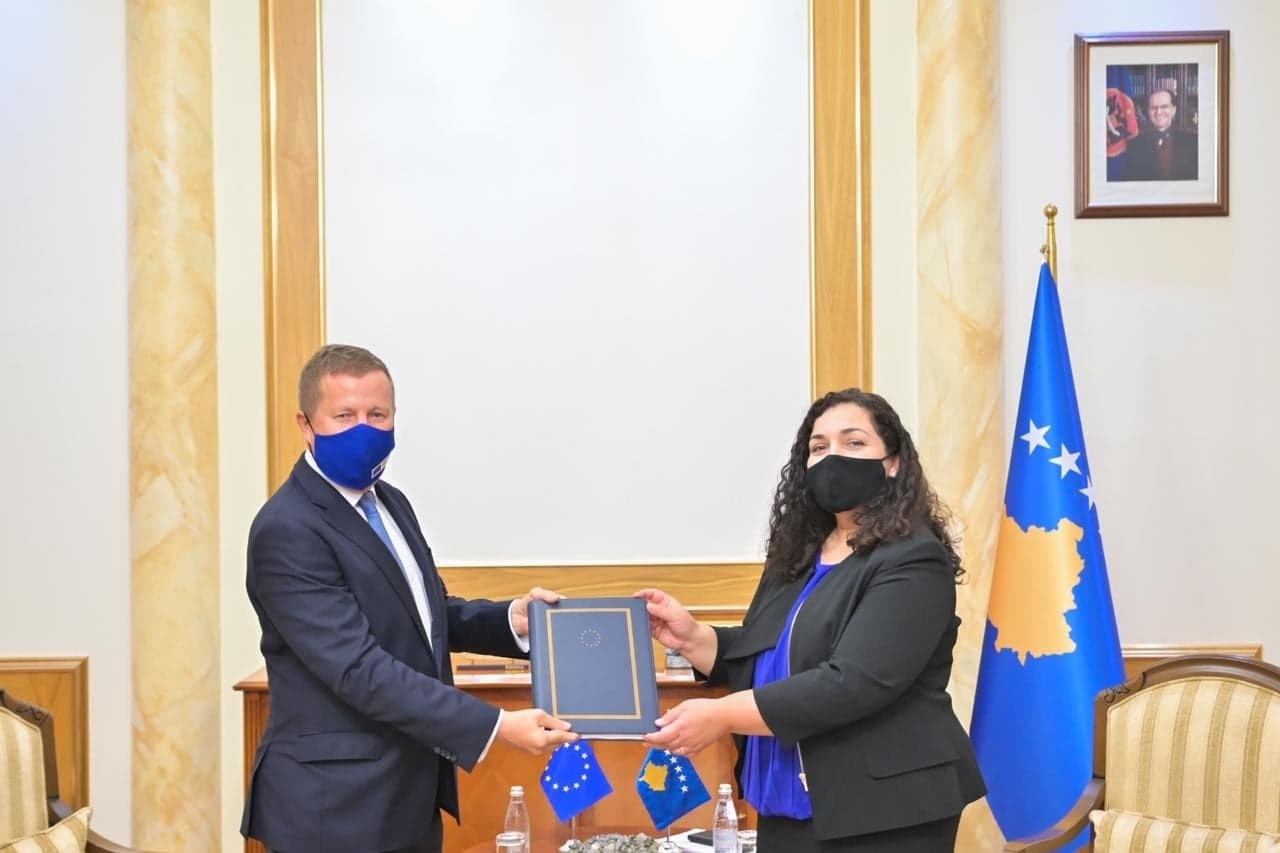 Kryeparlamentarja Osmani pranon raportin Bashkimit Evropian për Kosovën