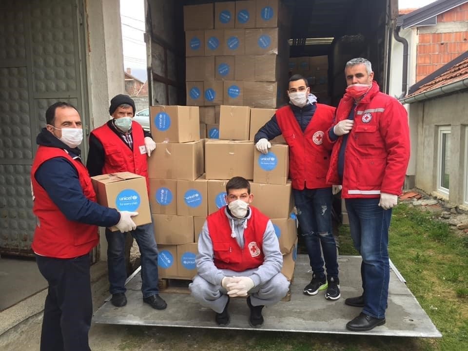UNICEF dhe Kryqi i Kuq dhurojnë pako ushqimore për familjet në nevojë