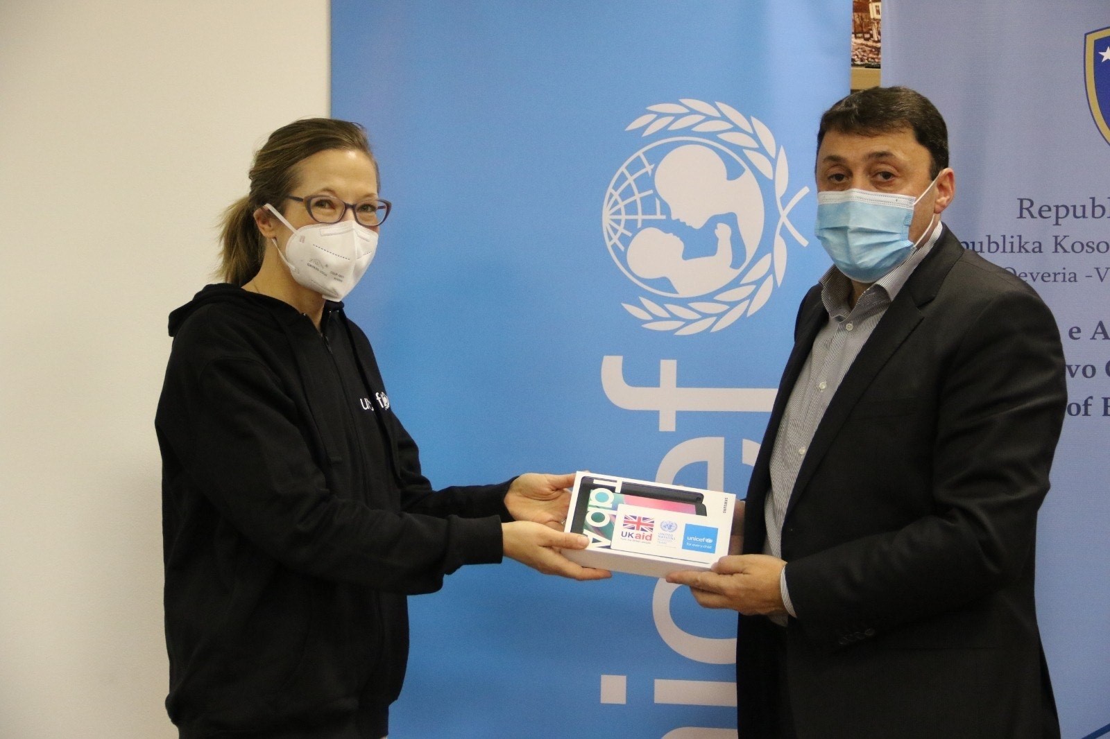 UNICEF-i dhuron 633 tabletë për fëmijët me nevoja të veçanta