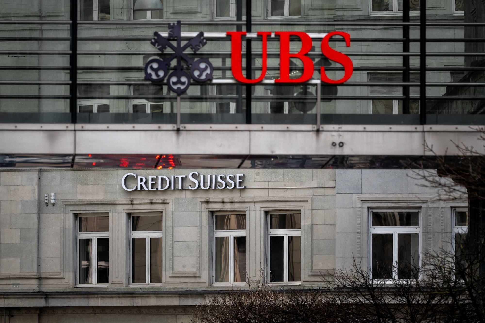 UBS blen bankën rivale Credit Suisse 