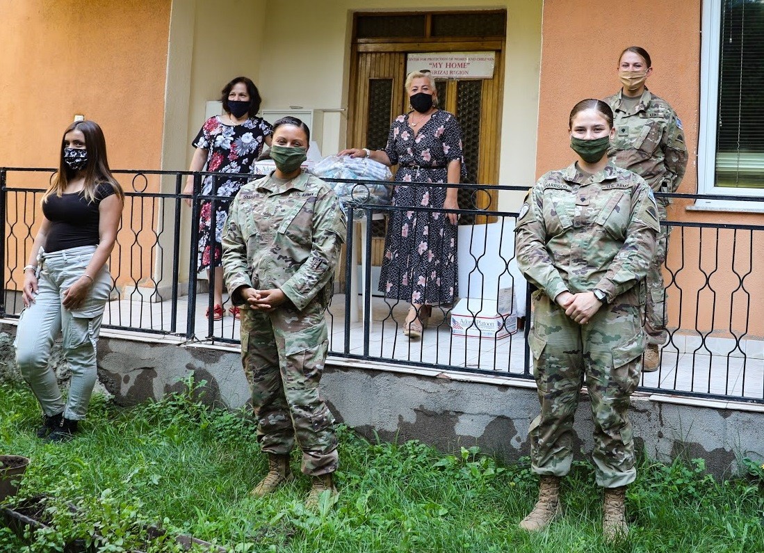 Ushtarët e KFOR-it mbështesin strehimoren e dhunës në familje në Kosovë