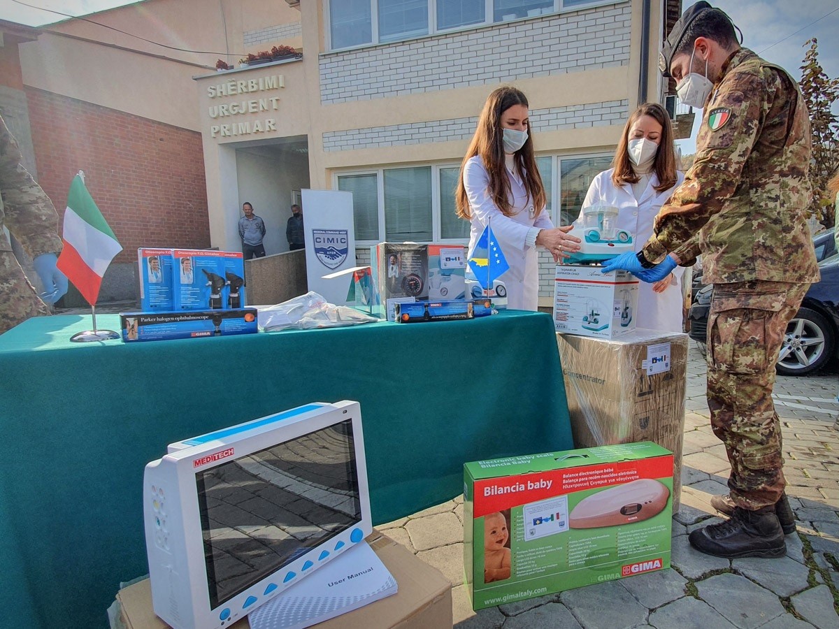 Ushtarët italian të KFOR-it përkrahin qendrat e mjekësisë familjare