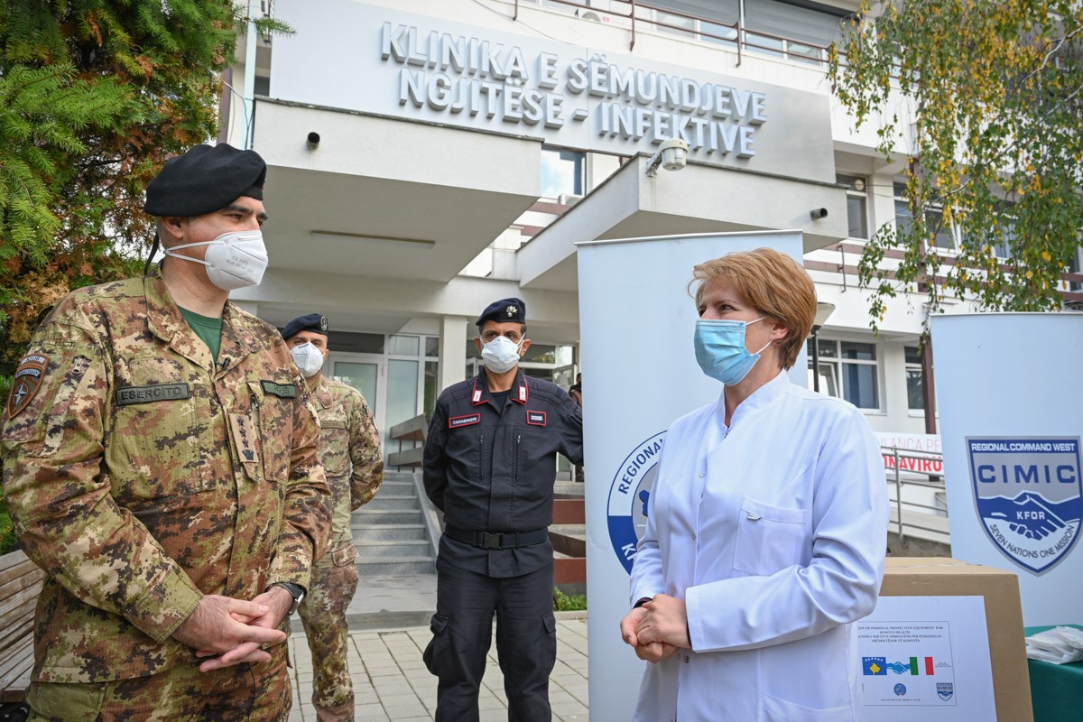 Ushtarët italianë dhurojnë pajisje mbrojtëse në Klinikën Infektive