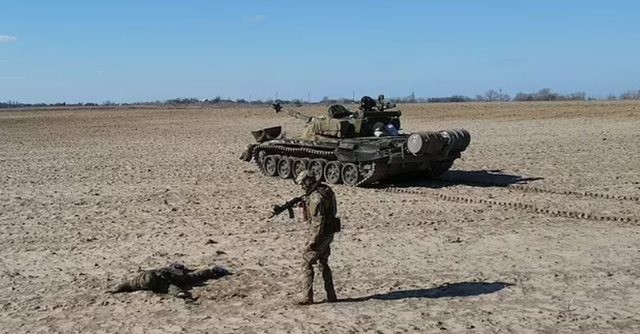 Ushtari rus dorëzon tankun tek ushtarët e Ukrainës