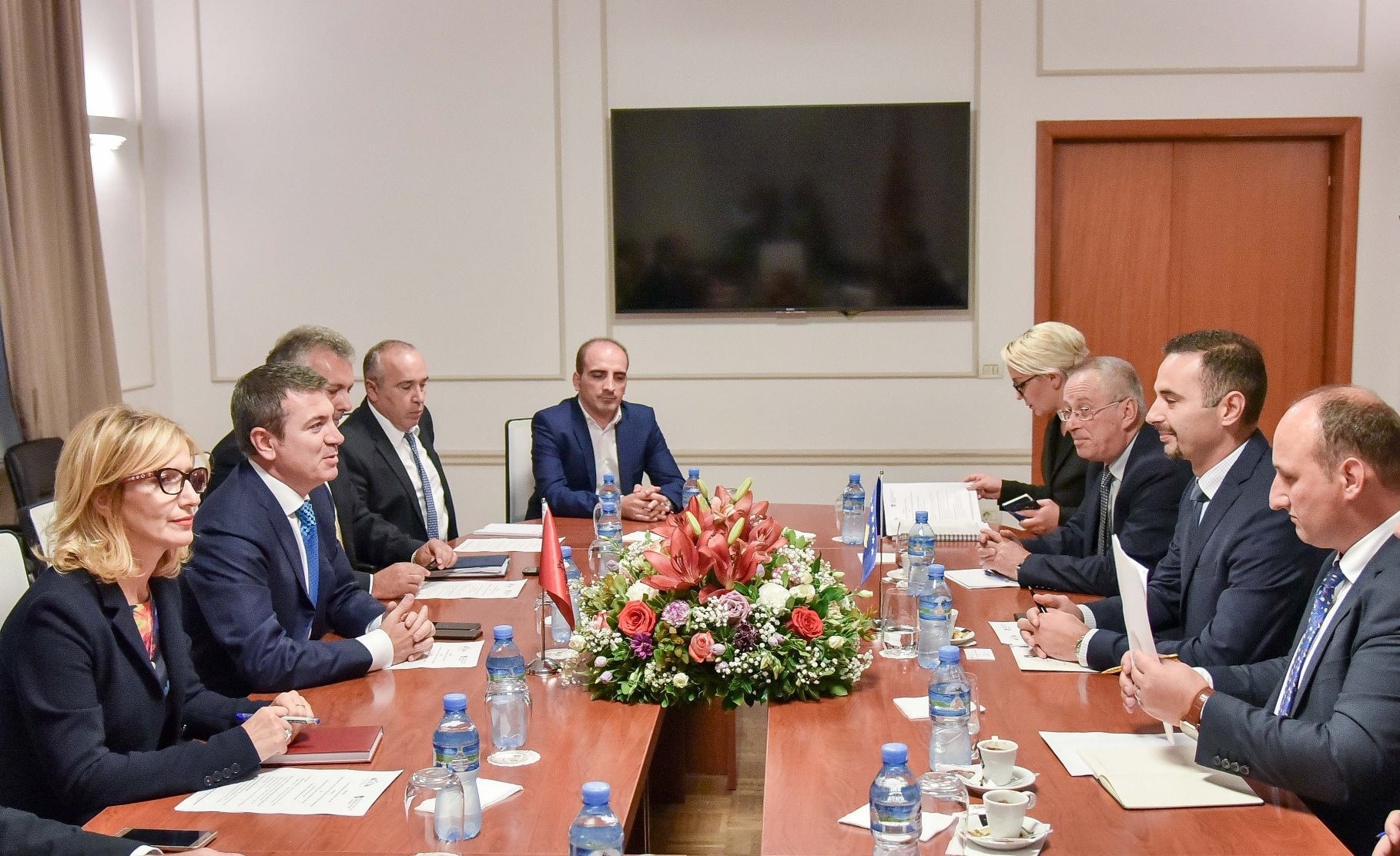 Kosova e Shqipëria diskutojnë për krijimin e tregut të përbashkët energjetik  