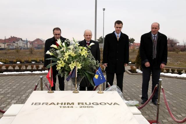 Presidenti Sejdiu bëri homazhe te varri i Presidentit Rugova