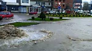 Banorët e Vushtrrisë evakuohen për shkak të vërshimeve 