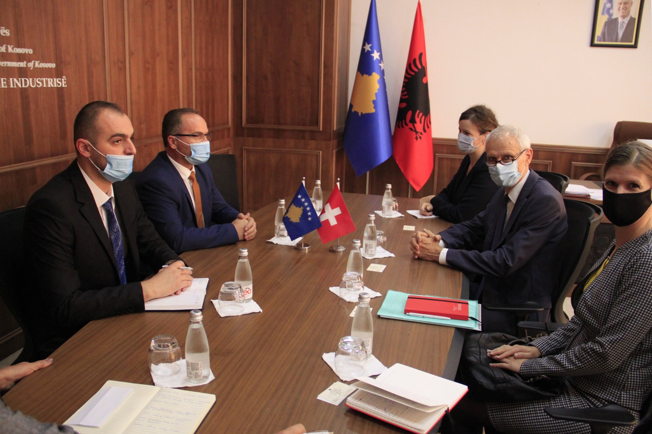 Ministri Krasniqi fton bizneset zvicerane të investojnë në Kosovë
