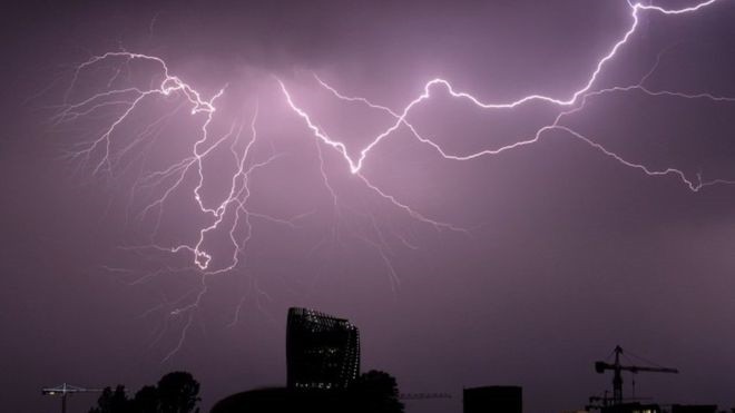 Nga vetëtima lëndohen 15 veta