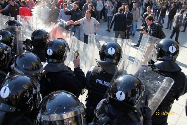 Policia: Vetëvendosje dhunshëm ka tentu të hyj në objekte shtetërore 